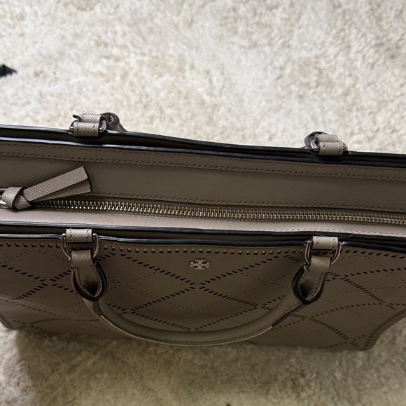 Tory Burch Robinson Crosshatch Tote Shoulder Bag Taupe - Picture 11 of 16